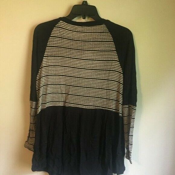 Ee:some medium black top - Picture 5 of 5